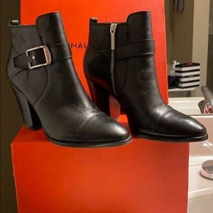 Donald Pliner leather short ankle boots